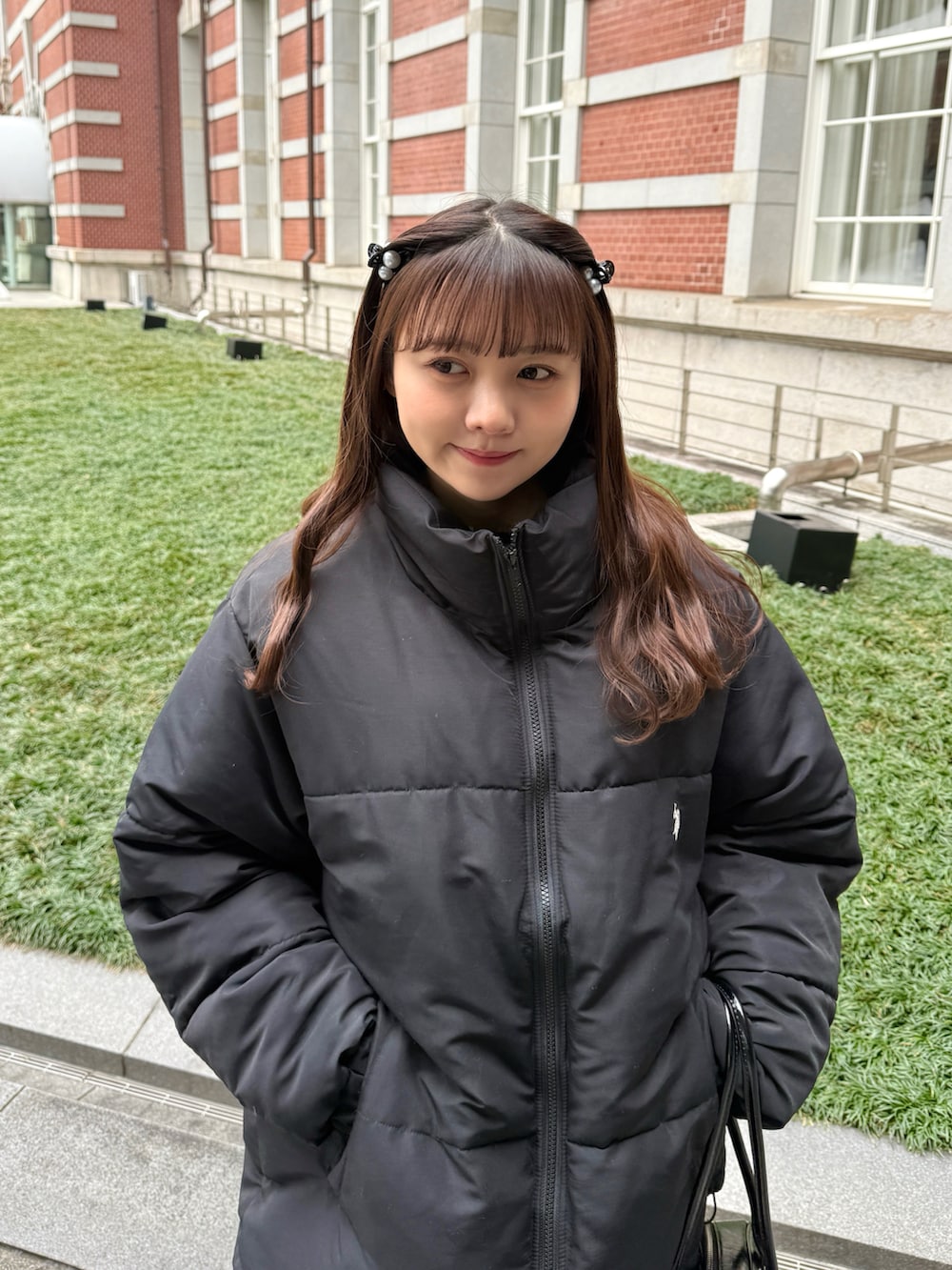 ブラック系のダウンジャケット/コート、ブルー系のデニムパンツ、イエロー系のブーツを着用したレディースの冬コーディネートの4枚目の写真