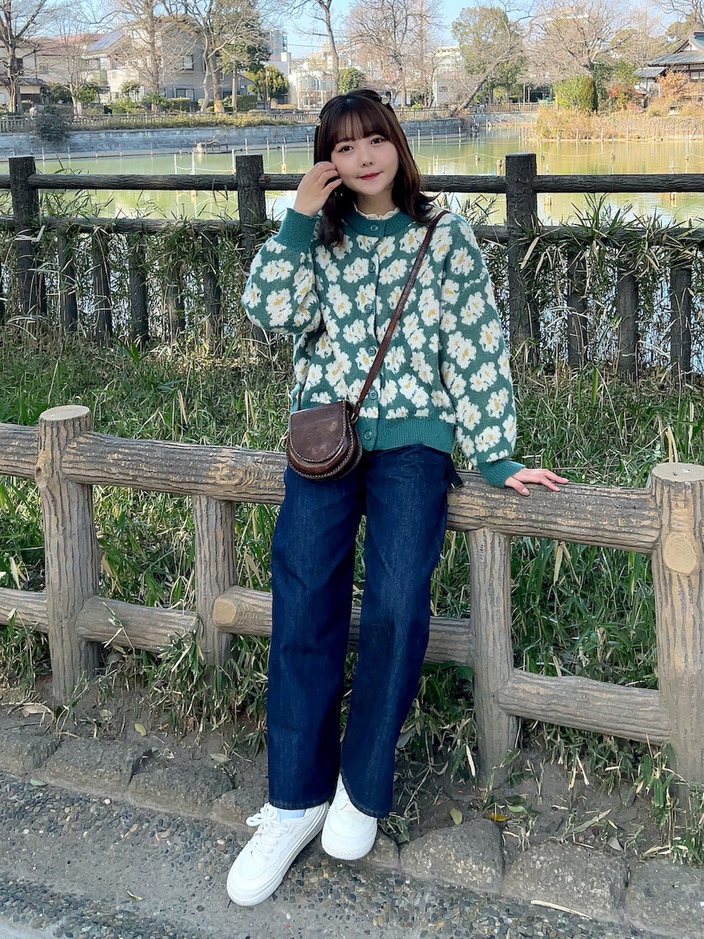 グリーン系のカーディガン/ボレロ、ブラウン系のショルダーバッグ、ベージュ系のシャツ/ブラウスを着用したレディースの冬コーディネートの2枚目の写真