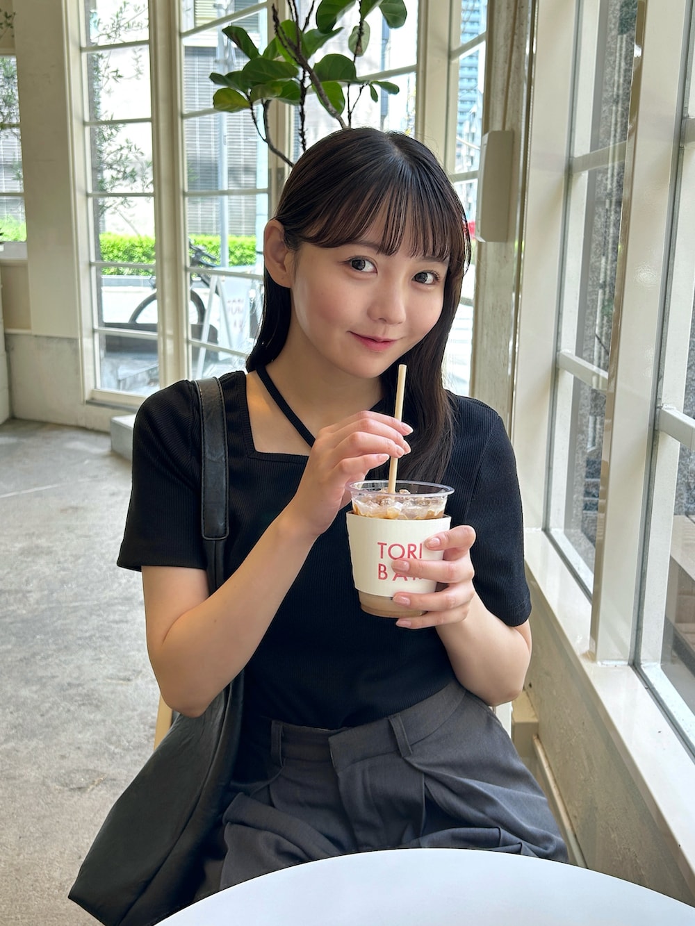 「シンプル、ブラック、カジュアル、プチプラ、韓国ファッション、スラックス、パンツスタイル、スニーカー、ショルダーバッグ、お出かけコーデ、きれいめカジュアル、夏コーデ、休日スタイル、大人コーデ、モノトーン」｜「Meiruのクロスネックリブトップス（Tシャツ/カットソー、ブラック系）」を使った、みさねさん（骨格ストレート・レディース・158cm）の夏コーディネートの3枚目の写真