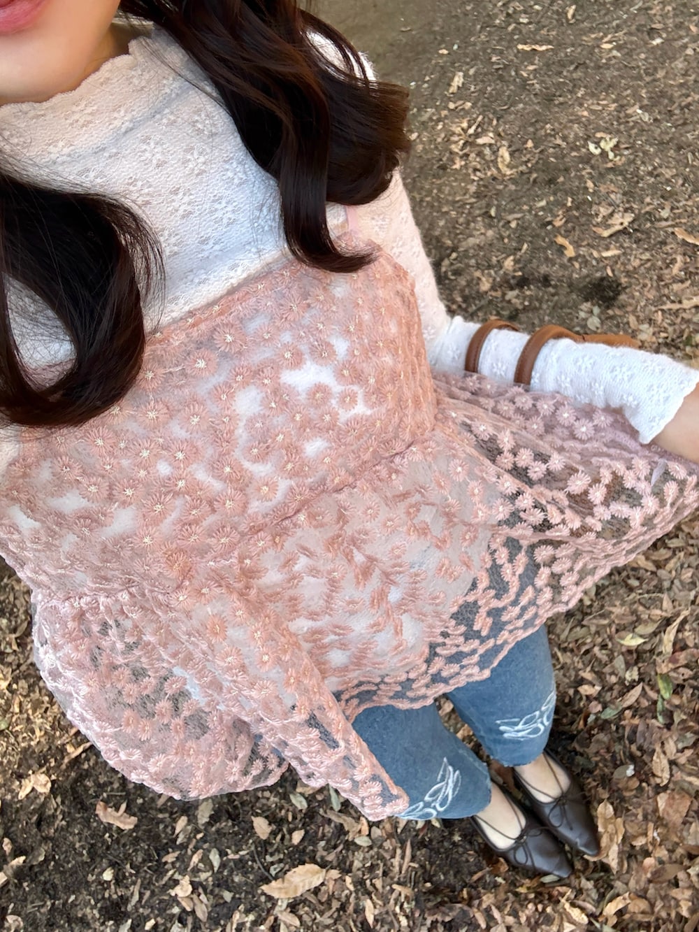 ブラウン系のパンプス、ホワイト系のTシャツ/カットソー、ピンク系のキャミソールを着用したレディースの冬コーディネートの2枚目の写真