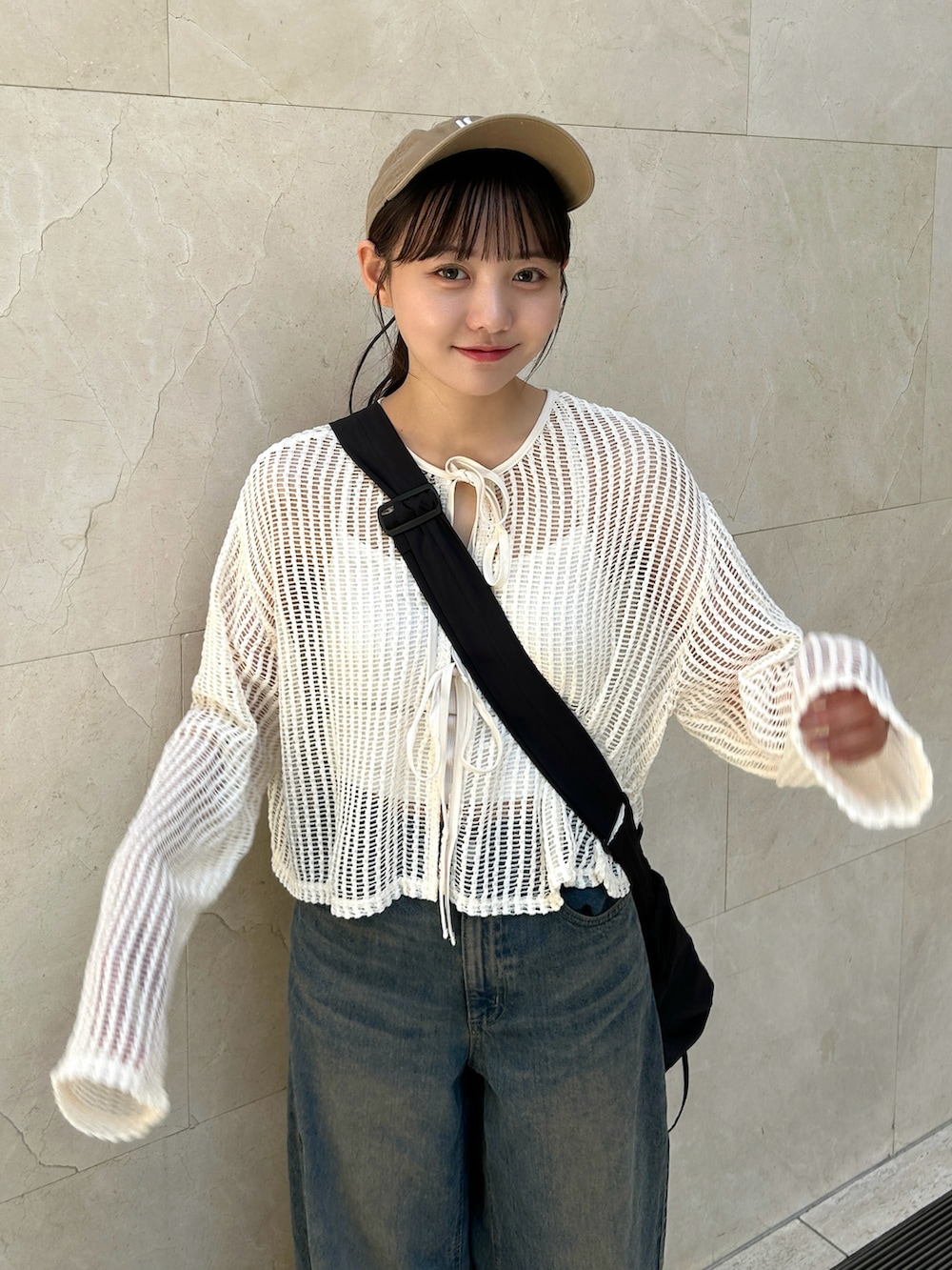 「秋っぽコーデ更新中、カジュアル、シンプル、デニム、スニーカー、キャップ、韓国ファッション、プチプラ、GU、ゆるコーデ、カーディガン、レイヤードスタイル、秋コーデ、ショルダーバッグ、お出かけコーデ」｜「GUのアイテム（デニムパンツ、ブルー系）」を使った、みさねさん（骨格ストレート・レディース・158cm）の秋コーディネートの3枚目の写真