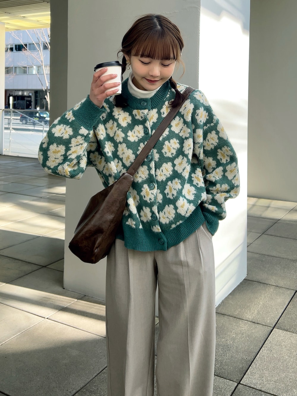 グリーン系のカーディガン/ボレロ、ベージュ系のパンツ、ホワイト系のスニーカーを着用したレディースの春コーディネートの3枚目の写真