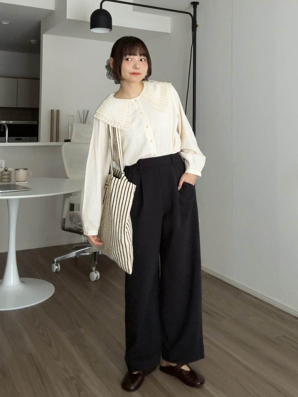 ベージュ系のシャツ/ブラウス、ブラック系のその他パンツ、ホワイト系のトートバッグを着用したレディースの秋コーディネートの4枚目の写真