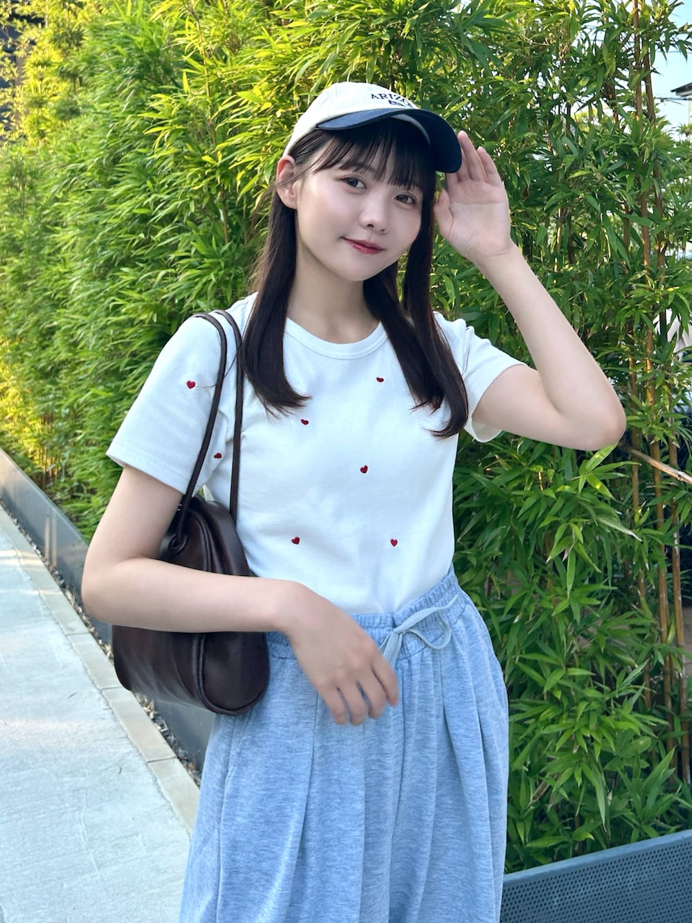 ホワイト系のTシャツ/カットソー、グレー系のスウェットパンツ、ホワイト系のスニーカーを着用したレディースの秋コーディネートの4枚目の写真