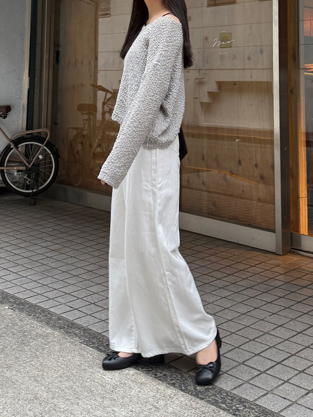 「ワイドパンツ、雨の日コーデ、モノトーン、デニム、ゆるコーデ、きれいめカジュアル、大人カジュアル、お出かけコーデ、休日スタイル、大人かわいい、パンツスタイル、パンプス、シンプル、やっぱり帽子が好き、グレー」｜「Luneaのウエストデザインワイドデニムパンツ（デニムパンツ、ホワイト系）」を使った、みさねさん（骨格ストレート・レディース・158cm）の春コーディネートの3枚目の写真
