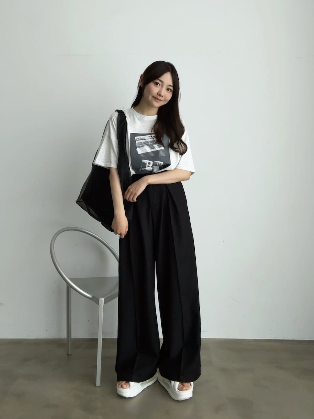 「夏ルックで気分アップ、ロゴT、厚底シューズ、サンダル、Tシャツ、きれいめカジュアル、大人カジュアル、スラックス、パンツスタイル、モノトーン、シンプルコーデ、お出かけコーデ、プチプラ、トートバッグ、モード」｜「NIKEのナイキ エア マックス アイラ ウィメンズサンダル / Nike Air Max Isla Women's Sandals FJ5929-100 Summit White（サンダル、ホワイト系）」を使った、みさねさん（骨格ストレート・レディース・158cm）の夏コーディネートの2枚目の写真