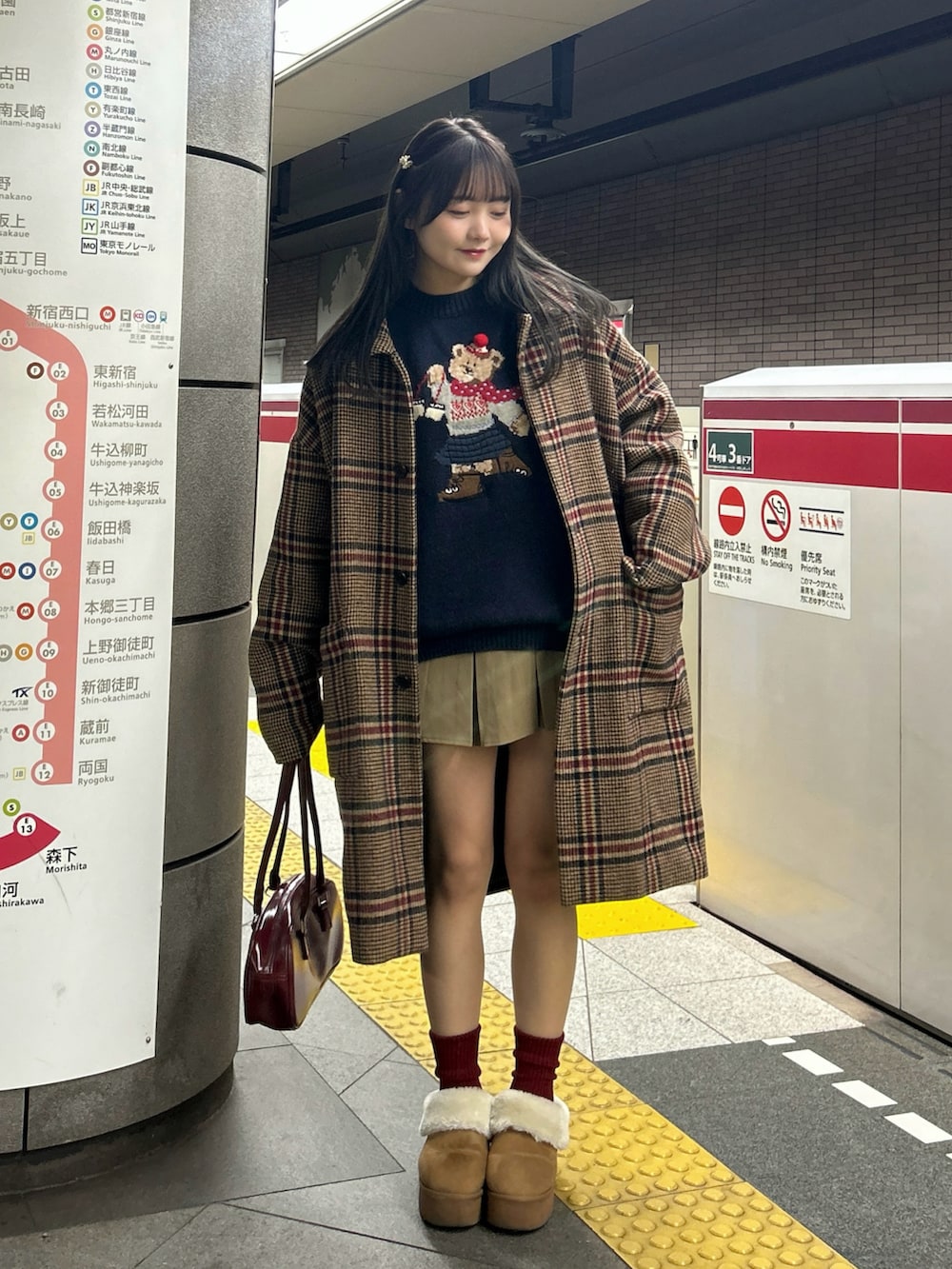 ブラック系のTシャツ/カットソー、ブラウン系のジャケット/アウター、ベージュ系のスカートを着用したレディースの冬コーディネートの4枚目の写真