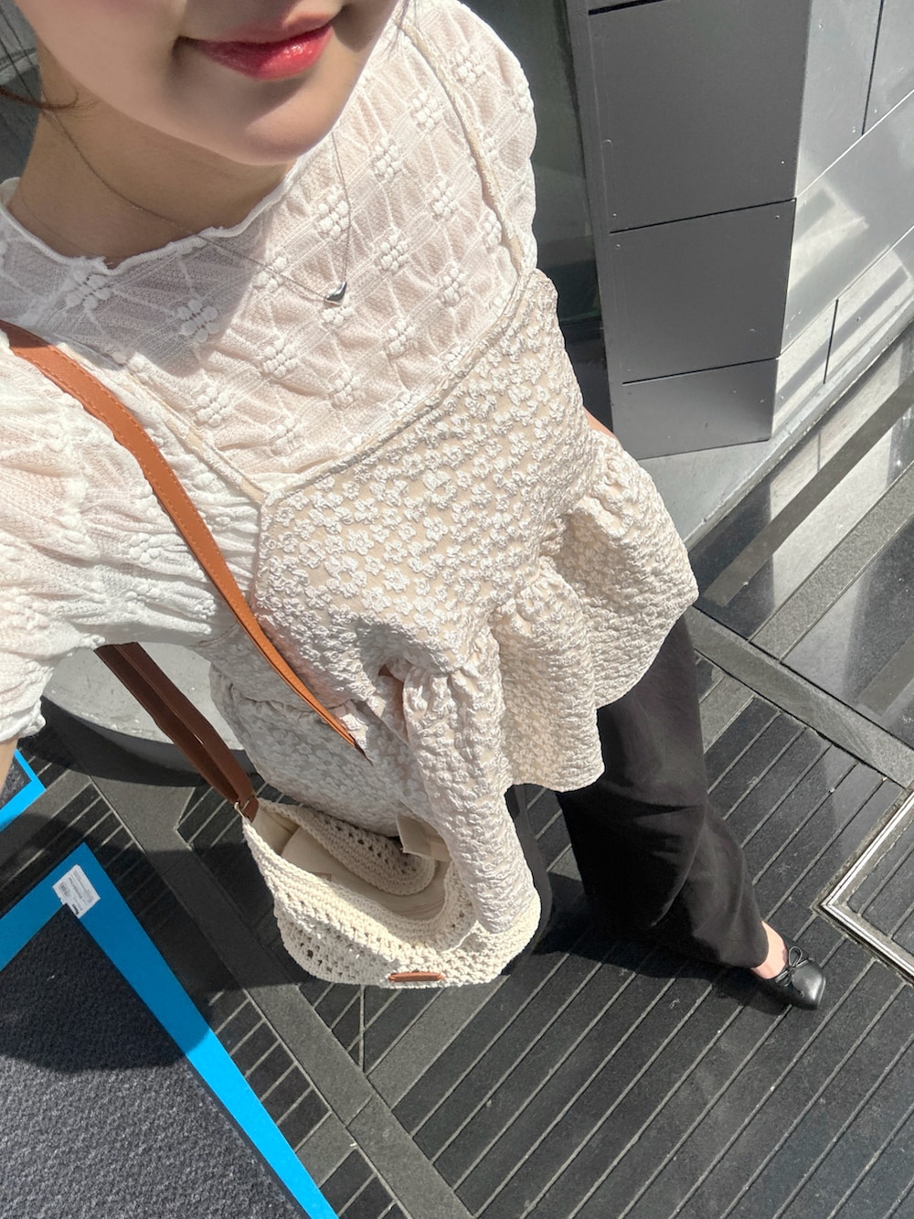 「ショルダーバッグ、レイヤードスタイル、柄シャツ、ワイドパンツ、雨の日コーデ、きれいめカジュアル、オトナカジュアル、大人かわいい、韓国ファッション、プチプラ、お出かけコーデ、休日スタイル、ゆるコーデ、デートコーデ、ビスチェ」｜「GOLDYの【GOLDY/ゴールディ】ぷっくりトライアングルネックレス（ネックレス、シルバー系）」を使った、みさねさん（骨格ストレート・レディース・158cm）の春コーディネートの4枚目の写真