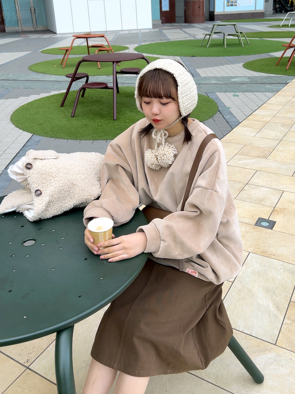 「冬を彩る色いろコーデ、ニット、スウェット、ボア、スカート、ショルダーバッグ、スニーカー、白スニーカー、Cham.、プチプラ、チョコ色に染まれ、デートコーデ、きれいめカジュアル、休日スタイル、お出かけコーデ」|「shopnikonikoのボンボン付き ニット耳あて(イヤーマフ、ホワイト系)」を使った、みさねさん(骨格ストレート・レディース・158cm)の冬コーディネートの3枚目の写真
