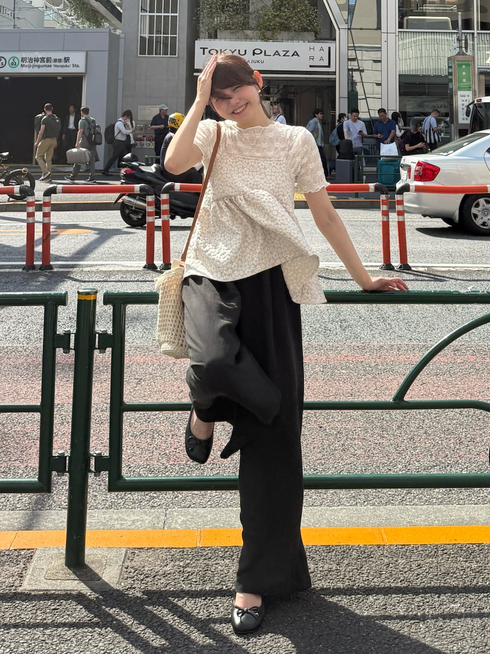 「ショルダーバッグ、レイヤードスタイル、柄シャツ、ワイドパンツ、雨の日コーデ、きれいめカジュアル、オトナカジュアル、大人かわいい、韓国ファッション、プチプラ、お出かけコーデ、休日スタイル、ゆるコーデ、デートコーデ、ビスチェ」｜「GOLDYの【GOLDY/ゴールディ】ぷっくりトライアングルネックレス（ネックレス、シルバー系）」を使った、みさねさん（骨格ストレート・レディース・158cm）の春コーディネートの3枚目の写真