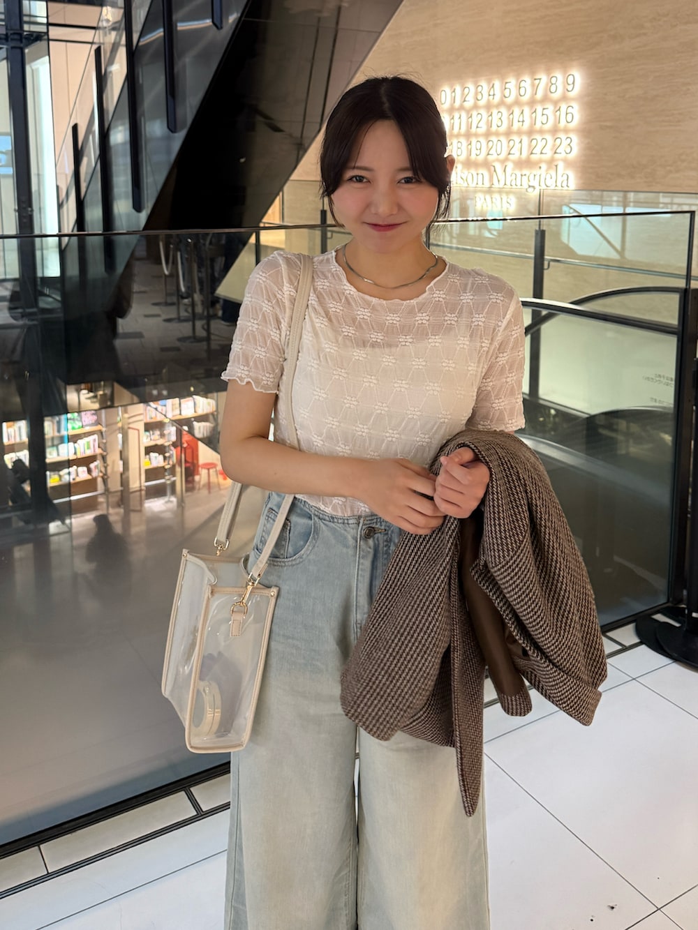 「白Tシャツ、シアートップス、シンプルコーデ、デニム、サンダル、スポーツミックス、雨の日コーデ、ゆるコーデ、大人かわいい、大人カジュアル、きれいめカジュアル、プチプラ、お出かけコーデ、休日スタイル、Tシャツ」｜「Luneaの花柄シアートップス（Tシャツ/カットソー、ホワイト系）」を使った、みさねさん（骨格ストレート・レディース・158cm）の夏コーディネートの5枚目の写真