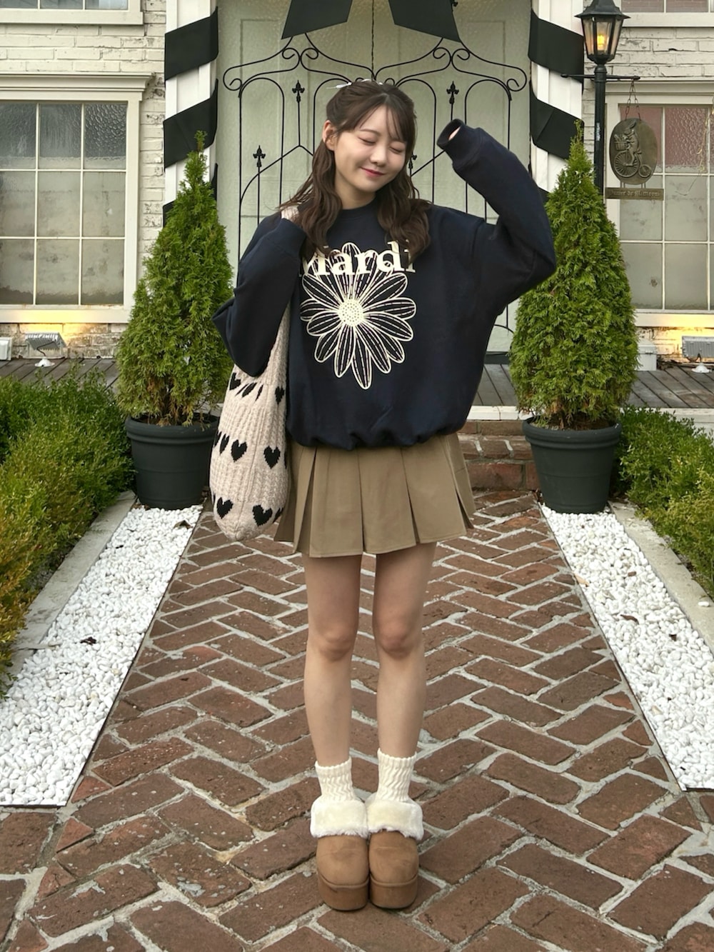 ベージュ系のスカート、イエロー系のブーツ、ブルー系のスウェットを着用したレディースの秋コーディネートの4枚目の写真