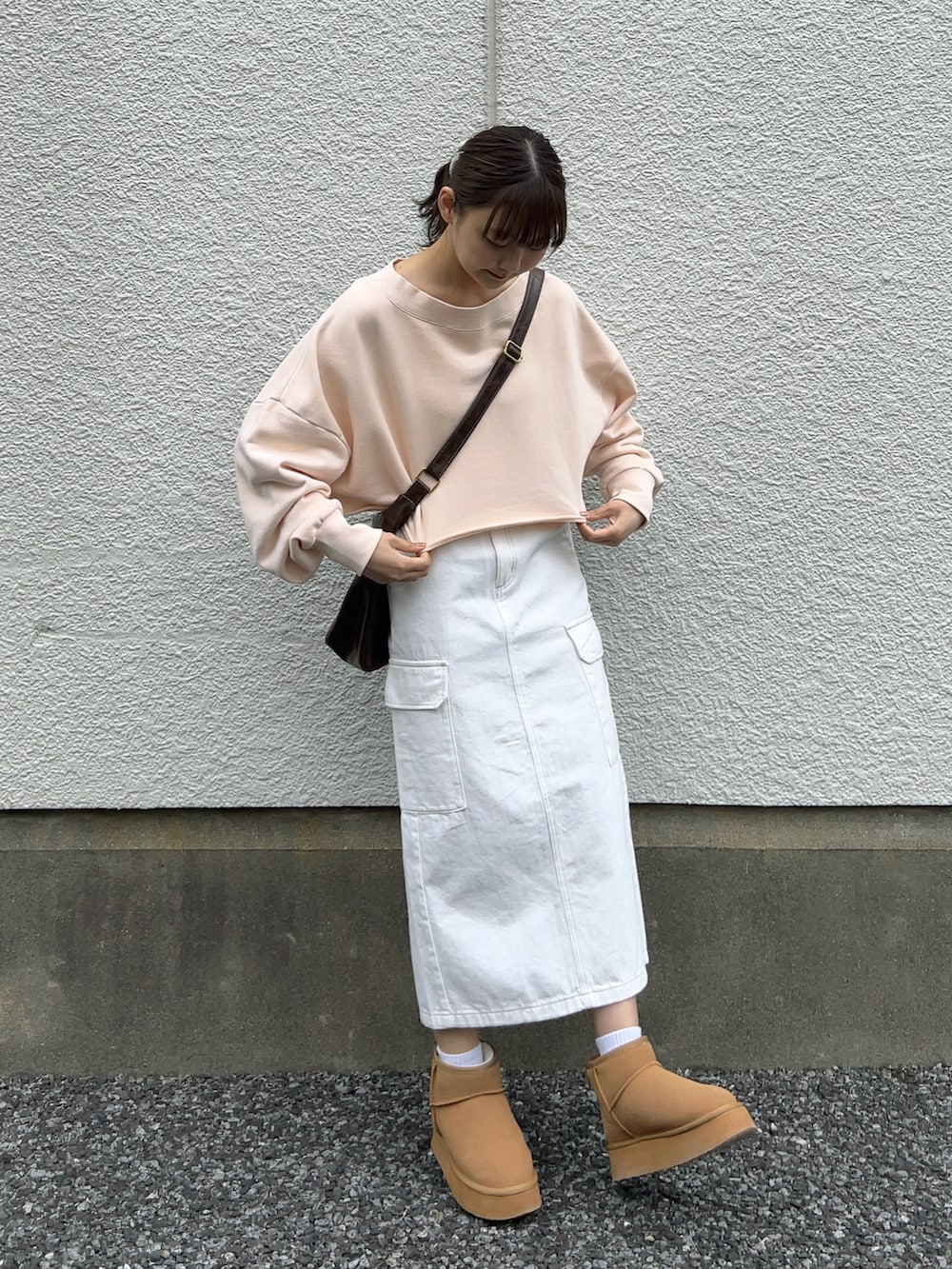 「パステルカラー、お出かけコーデ、ピンク、シンプルコーデ、春のNewスタイル、デニム、デニムスカート、春色、ショルダーバッグ、休日スタイル、スウェット、GU、プチプラ、スカート、カジュアルガーリー」｜「Kastaneの【S.Lサイズ/14オンス】ヘビーウェイトオフショルピグメントスウェット（スウェット、ピンク系）」を使った、みさねさん（骨格ストレート・レディース・158cm）の春コーディネートの5枚目の写真