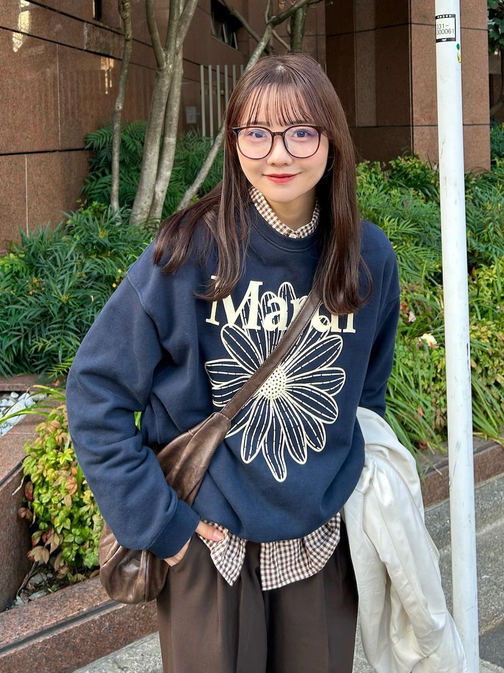 ブルー系のスウェット、ベージュ系のブルゾン、ブラウン系のパンツを着用したレディースの秋コーディネートの3枚目の写真