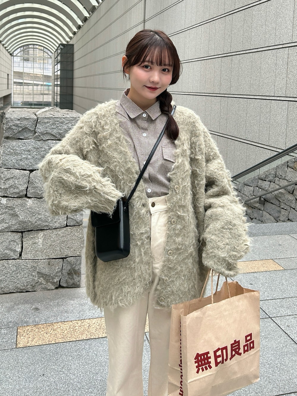 ブラウン系のシャツ/ブラウス、ブラック系のショルダーバッグ、グリーン系のカーディガン/ボレロを着用したレディースの冬コーディネートの2枚目の写真