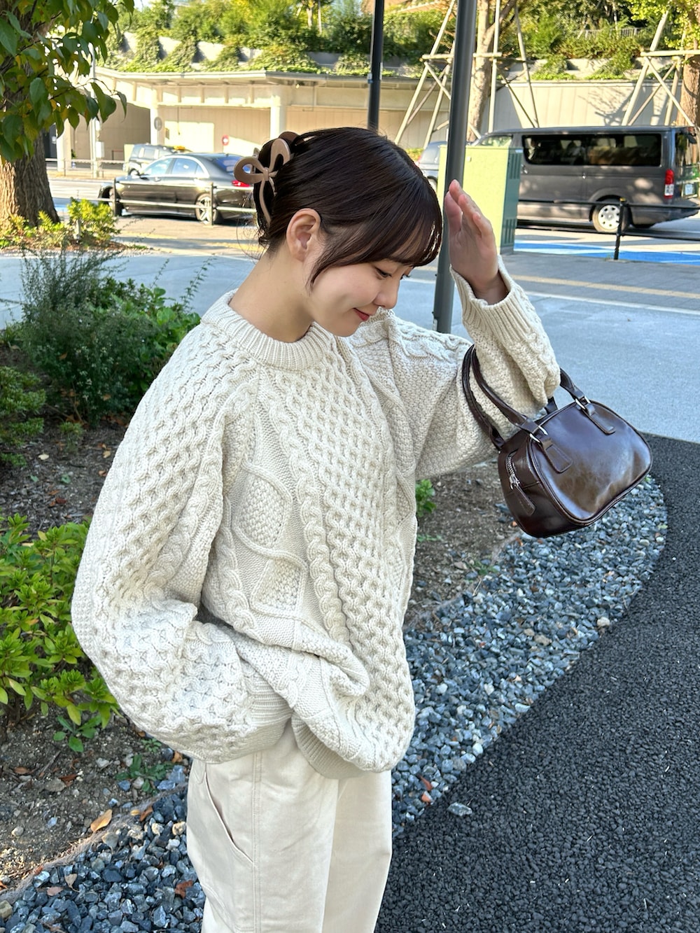 「ホワイトコーデ、クリスマスに着たい服、ニット、パンツスタイル、シンプルコーデ、カジュアル、淡色コーデ、ゆるコーデ、お出かけコーデ、秋冬コーデ、休日スタイル、韓国ファッション、プチプラ、ストリート、ワントーンコーデ」｜「select MOCA by sonの【サイズ展開あり】ヴィンテージライクケーブルニット（ニット/セーター、ホワイト系）」を使った、みさねさん（骨格ストレート・レディース・158cm）の冬コーディネートの2枚目の写真
