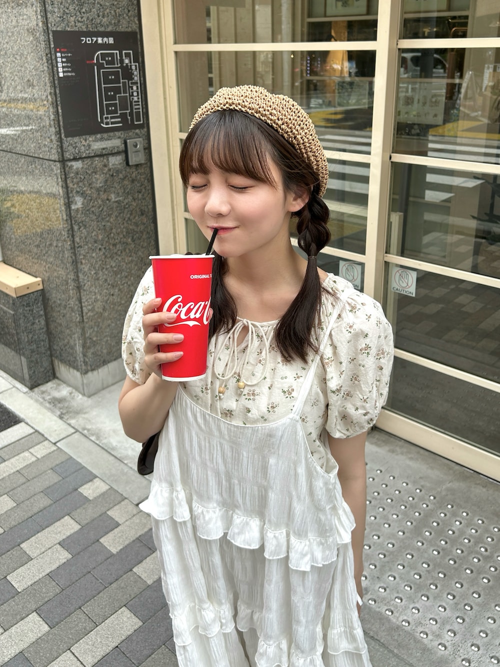 ブラウン系のハンドバッグ、ホワイト系のワンピース、ベージュ系のシャツ/ブラウスを着用したレディースの夏コーディネートの5枚目の写真