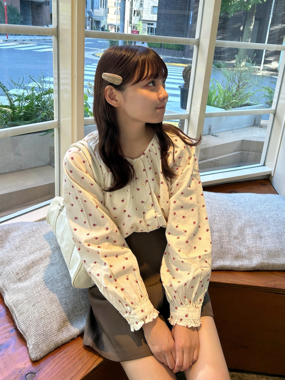 レッド系のシャツ/ブラウス、ブラウン系のその他パンツ、ベージュ系のスニーカーを着用したレディースの秋コーディネートの4枚目の写真