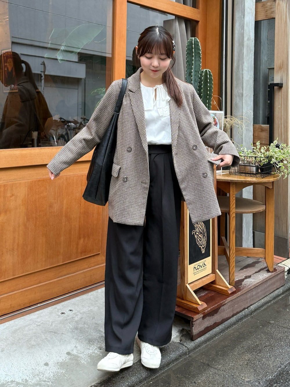 ホワイト系のシャツ/ブラウス、ブラック系のその他パンツ、ベージュ系のスニーカーを着用したレディースの春コーディネートの2枚目の写真