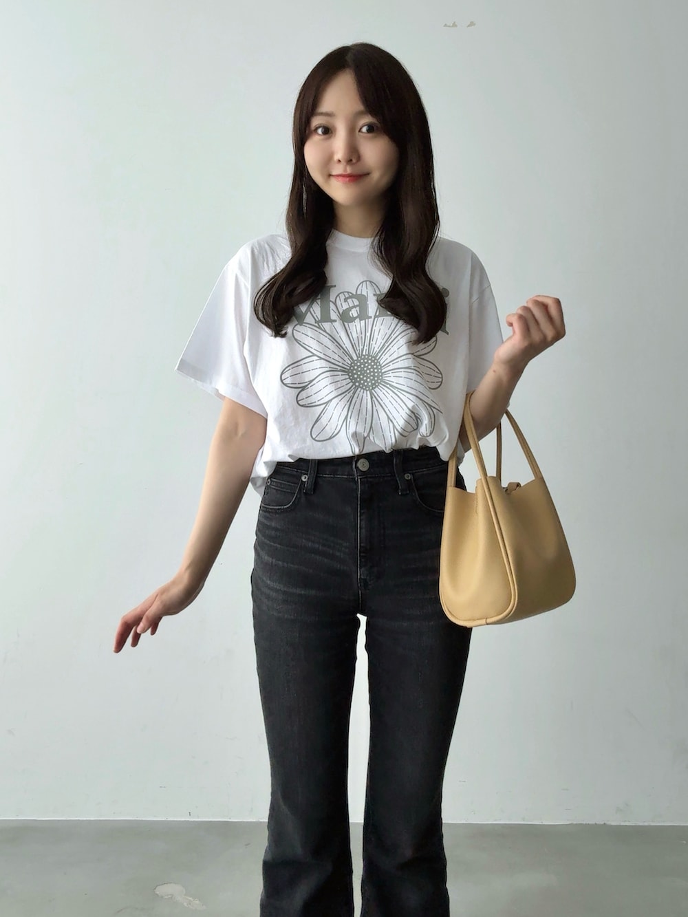 「サンダル、夏コーデ、白Tシャツ、韓国ファッション、ロゴT、きれいめカジュアル、大人カジュアル、大人女子、Tシャツ、デニム、フレアパンツ、シンプルコーデ、プチプラ、差し色コーデ、デートコーデ」｜「Luneaの3wayフェイクレザーミニバッグ（ハンドバッグ、イエロー系）」を使った、みさねさん（骨格ストレート・レディース・158cm）の夏コーディネートの4枚目の写真