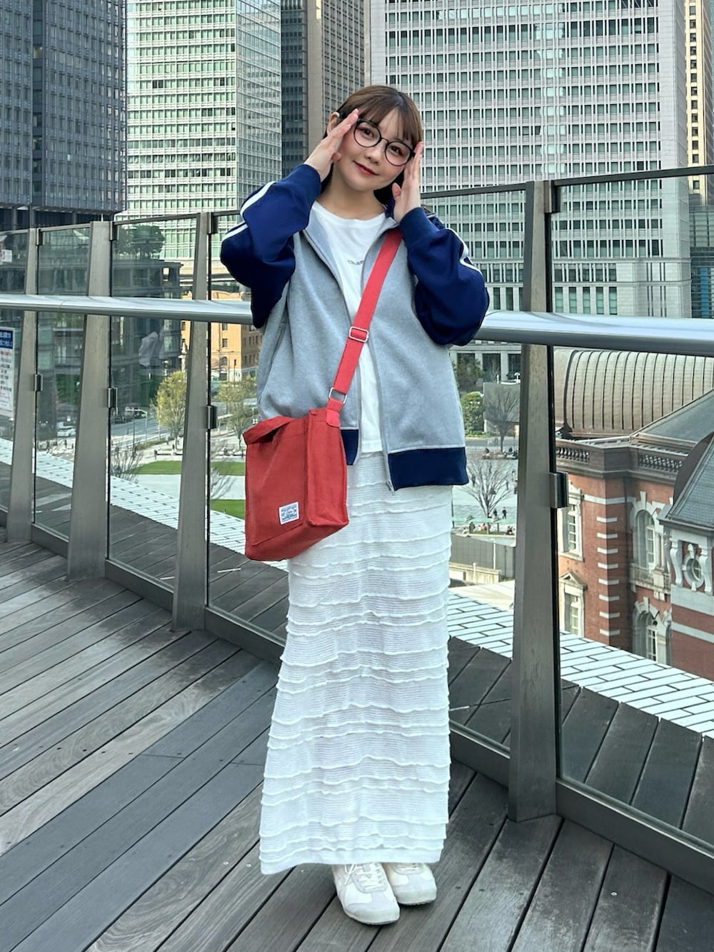 グレー系のブルゾン、ホワイト系のTシャツ/カットソー、レッド系のショルダーバッグを着用したレディースの春コーディネートの2枚目の写真