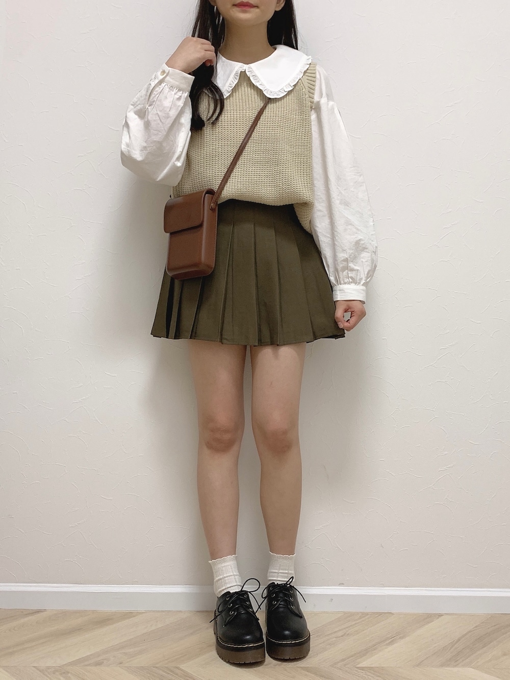 「ブラウス、ニットベスト、ミニスカート、ローファー、ごきげんウィーク、シャツスタイル、Cham.、プチプラ、休日スタイル、レイヤードスタイル、春夏コーデ、ビッグカラー、きれいめカジュアル、韓国ファッション、ボリューム袖」｜「GRLの厚底レースアップシューズ（ローファー、ブラック系）」を使った、みさねさん（レディース・158cm）の春コーディネートの2枚目の写真