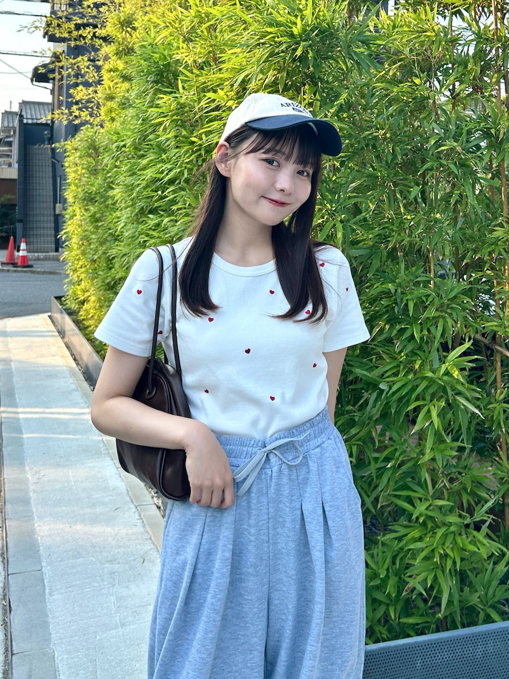 ホワイト系のTシャツ/カットソー、グレー系のスウェットパンツ、ホワイト系のスニーカーを着用したレディースの秋コーディネートの3枚目の写真