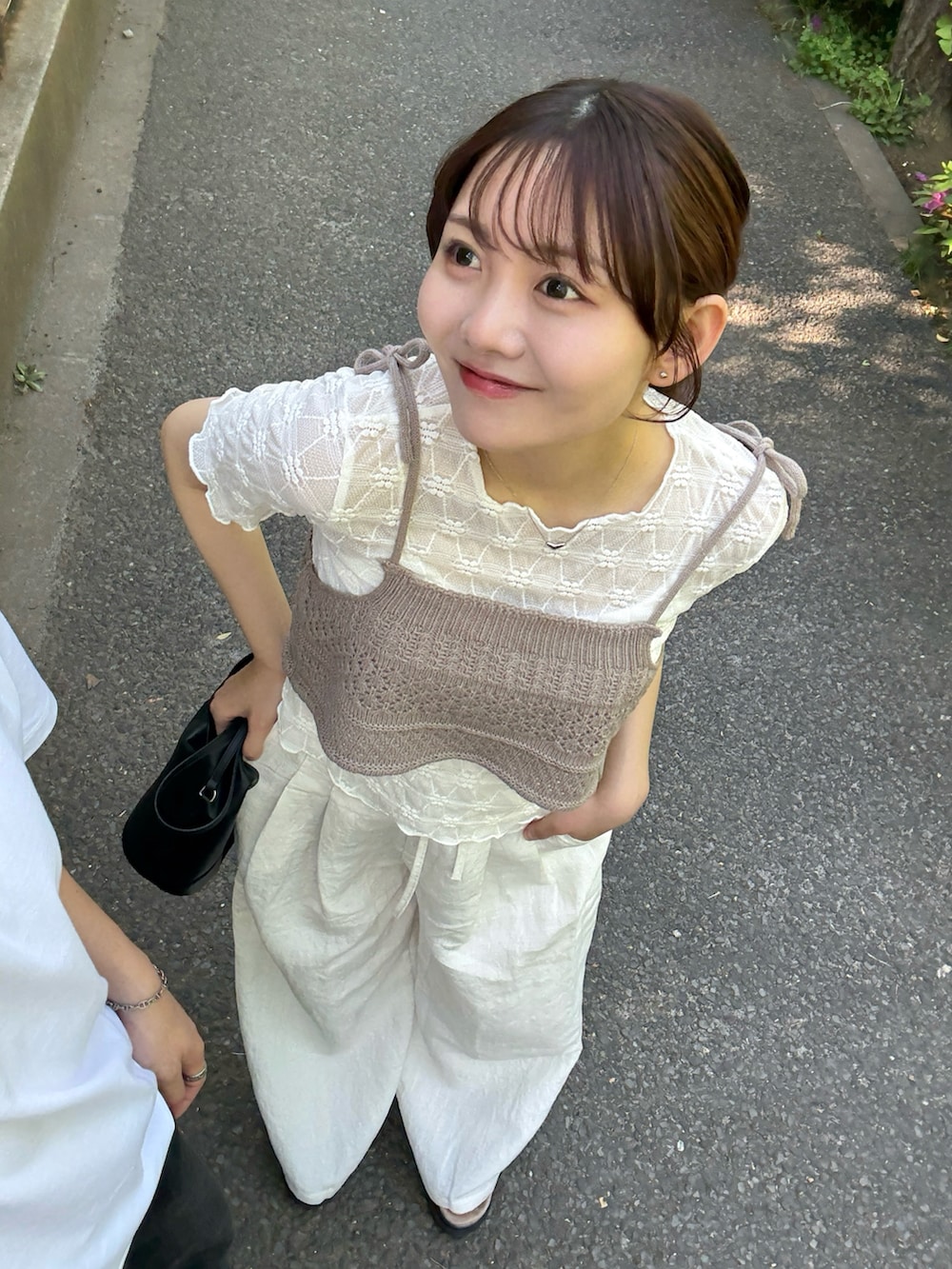「ショルダーバッグ、ワイドパンツ、サンダル、白Tシャツ、大人女子、お出かけコーデ、きれいめカジュアル、オトナカジュアル、韓国ファッション、レイヤードスタイル、休日スタイル、大人かわいい、ゆるコーデ、夏コーデ、パンツスタイル」｜「MM6 Maison MargielaのJapanese Crossbody Bag（ショルダーバッグ、ブラック系）」を使った、みさねさん（骨格ストレート・レディース・158cm）の春コーディネートの2枚目の写真