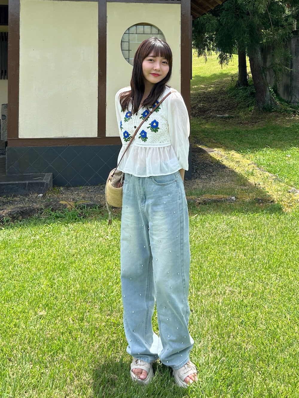 「レイヤードスタイル、プチプラ、夏コーデ、アツいコーデ全部見せ、シアートップス、デニム、シンプル、カジュアル、韓国ファッション、お出かけコーデ、休日スタイル、厚底シューズ、サンダル、かごバッグ、ショルダーバッグ」｜「LOEWEのアナグラム ポシェット バスケットバッグ (ラフィア/ジャカード/カーフ)（かごバッグ、ベージュ系）」を使った、みさねさん（骨格ストレート・レディース・158cm）の夏コーディネートの4枚目の写真