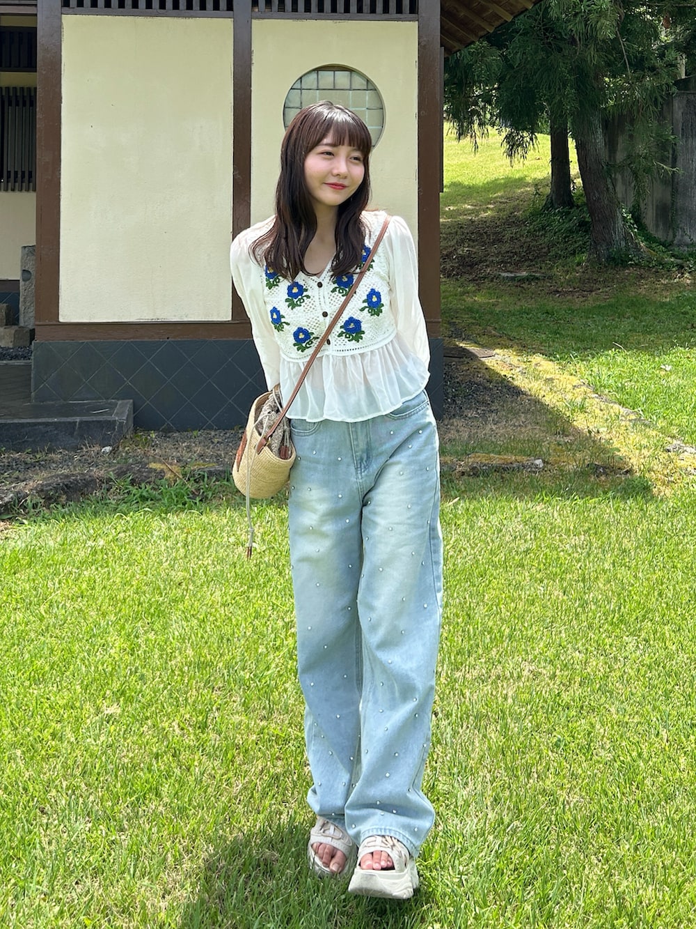 「レイヤードスタイル、プチプラ、夏コーデ、アツいコーデ全部見せ、シアートップス、デニム、シンプル、カジュアル、韓国ファッション、お出かけコーデ、休日スタイル、厚底シューズ、サンダル、かごバッグ、ショルダーバッグ」｜「LOEWEのアナグラム ポシェット バスケットバッグ (ラフィア/ジャカード/カーフ)（かごバッグ、ベージュ系）」を使った、みさねさん（骨格ストレート・レディース・158cm）の夏コーディネートの3枚目の写真