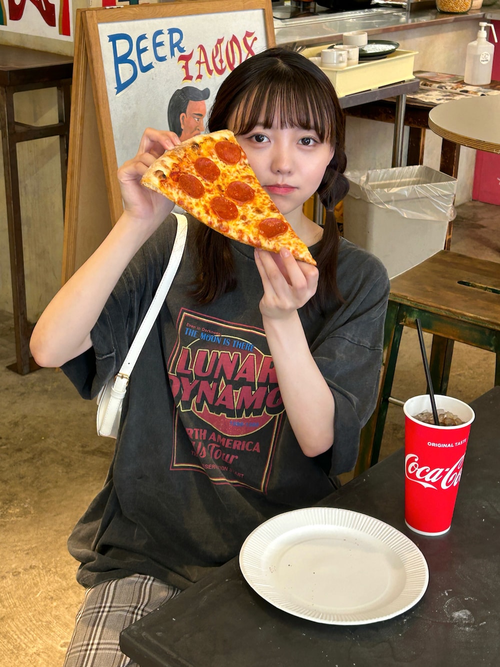 グレー系のTシャツ/カットソー、ブラウン系のその他パンツ、ホワイト系のスニーカーを着用したレディースの夏コーディネートの4枚目の写真