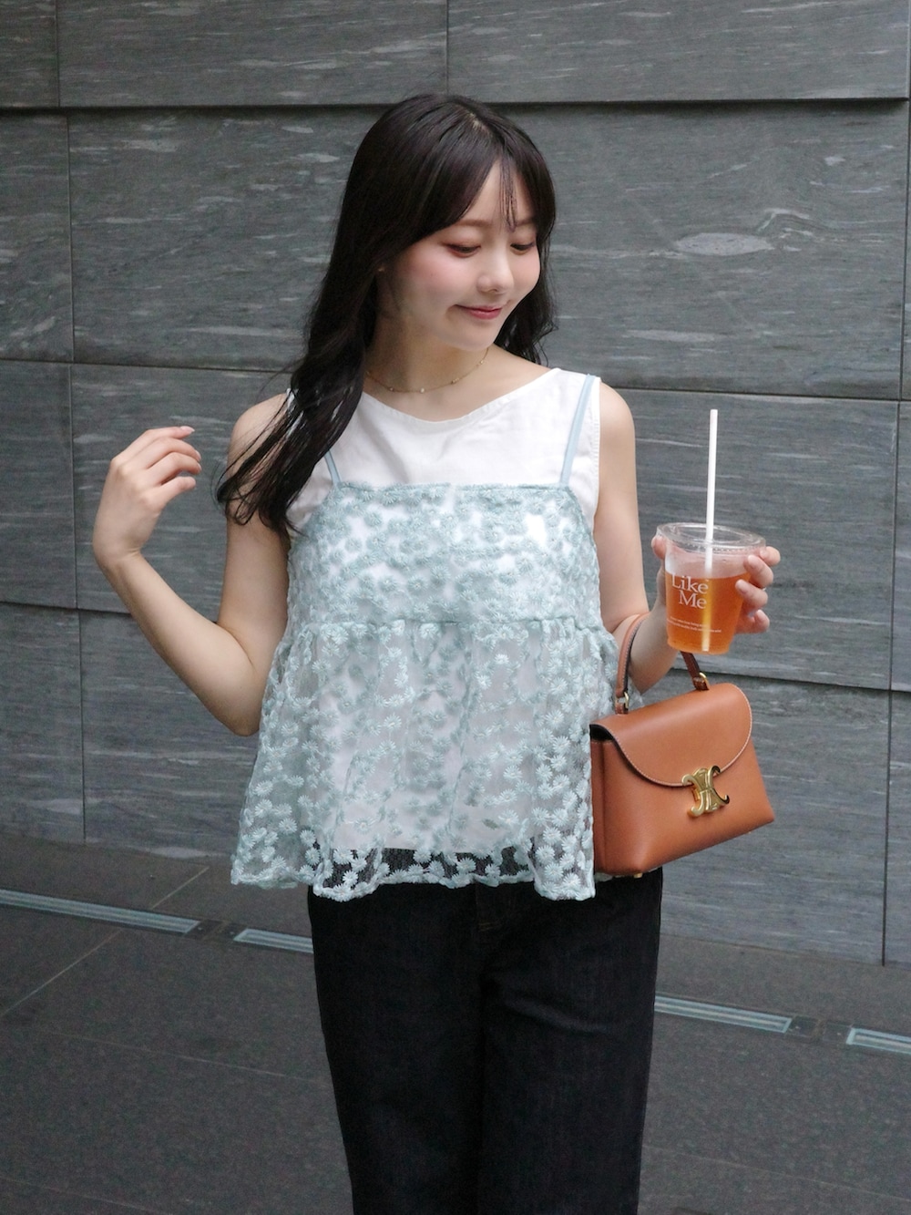 ブルー系のキャミソール、ホワイト系のTシャツ/カットソー、ブルー系のデニムパンツを着用したレディースの夏コーディネートの3枚目の写真