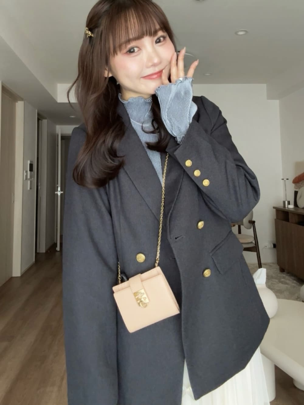 ホワイト系のスカート、グレー系のテーラードジャケット、ブルー系のTシャツ/カットソーを着用したレディースの春コーディネートの3枚目の写真