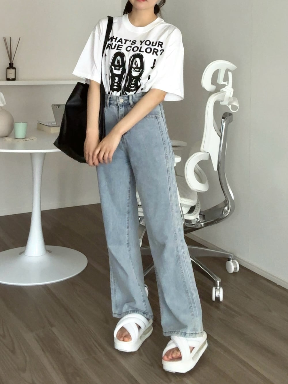 ホワイト系のサンダル、ブルー系のデニムパンツ、ホワイト系のTシャツ/カットソーを着用したレディースの夏コーディネートの2枚目の写真