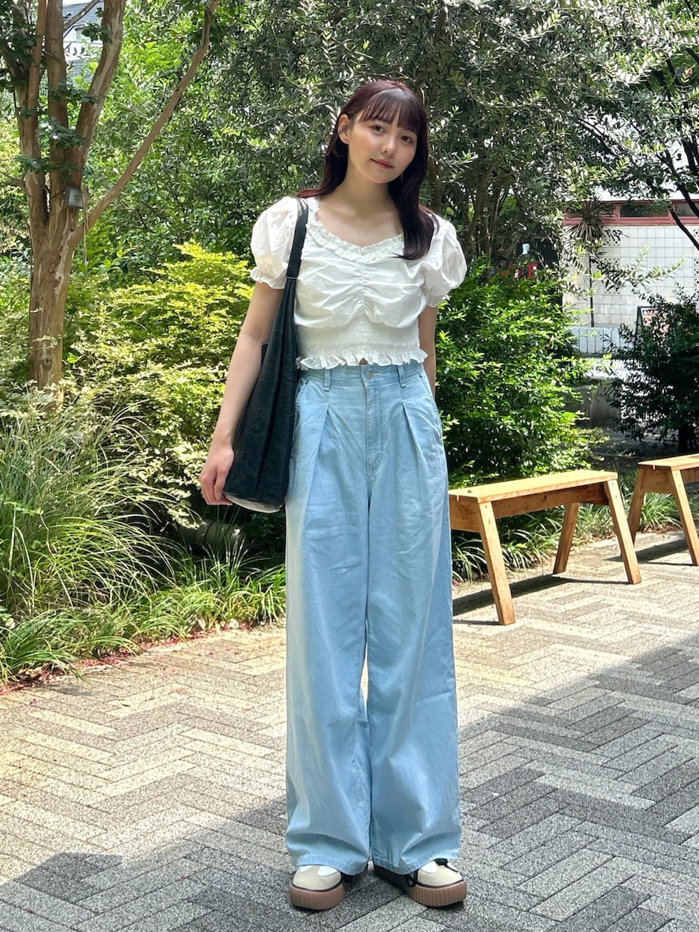 ホワイト系のシャツ/ブラウス、ブラック系のバッグ、ブルー系のデニムパンツを着用したレディースの夏コーディネートの5枚目の写真