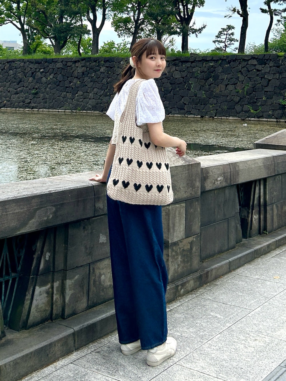 ホワイト系のシャツ/ブラウス、ベージュ系のベスト、ブルー系のデニムパンツを着用したレディースの夏コーディネートの2枚目の写真
