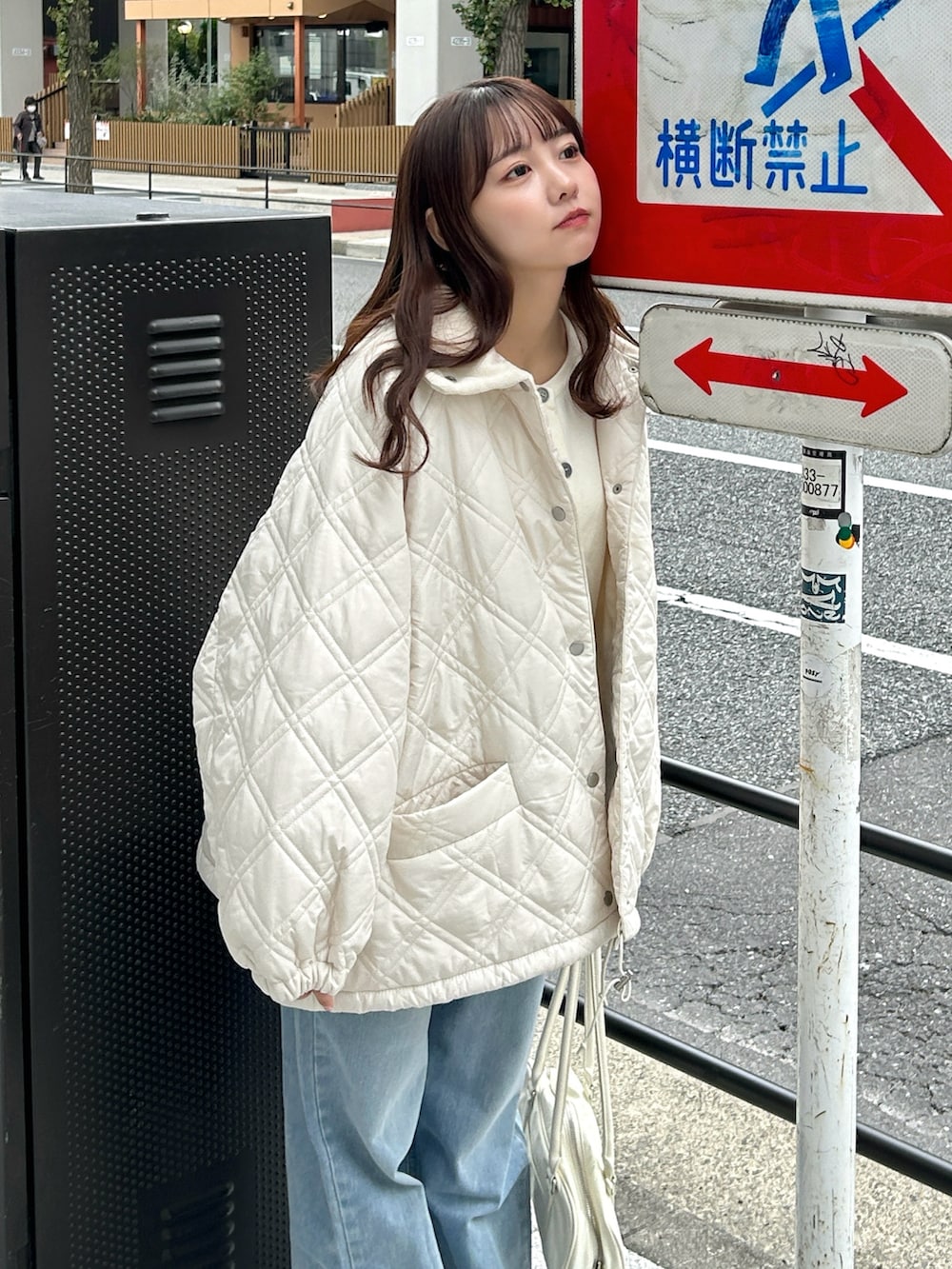 ブルー系のトップス、ブルー系のデニムパンツ、ベージュ系のスニーカーを着用したレディースの秋コーディネートの5枚目の写真