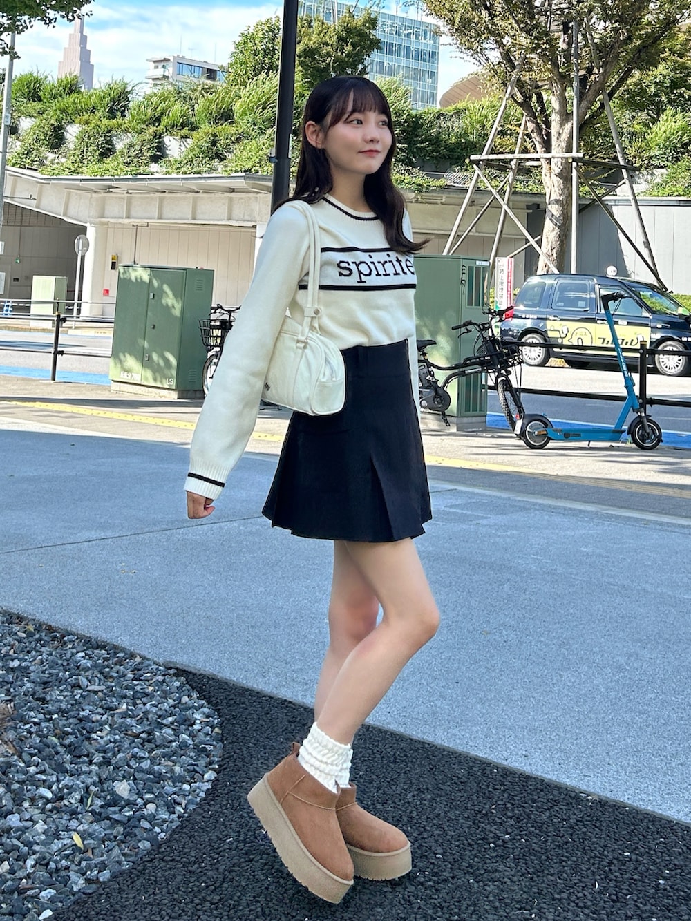 「レザー、テーマパークコーデ、韓国ファッション、ストリート、モノトーン、シンプル、カジュアル、ブーツ、スカート、ニット、お出かけコーデ、プチプラ、デートコーデ、ゆるコーデ、きれいめカジュアル」｜「Mi-jeのアイテム（ニット/セーター、ベージュ系）」を使った、みさねさん（骨格ストレート・レディース・158cm）の秋コーディネートの4枚目の写真
