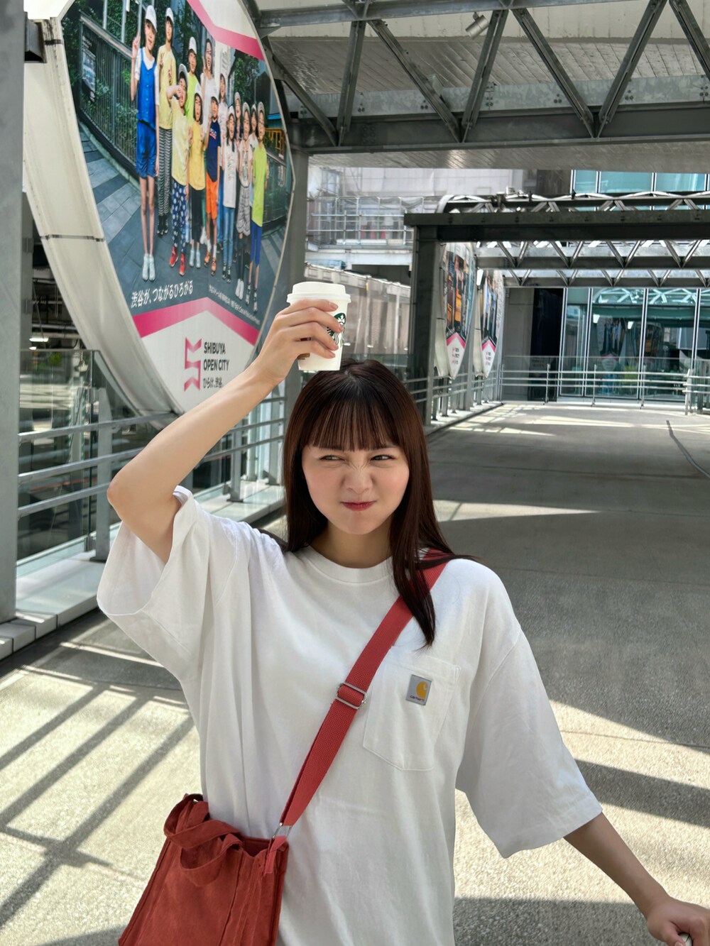 ホワイト系のTシャツ/カットソー、ブルー系のデニムパンツ、ホワイト系のスニーカーを着用したレディースの夏コーディネートの4枚目の写真