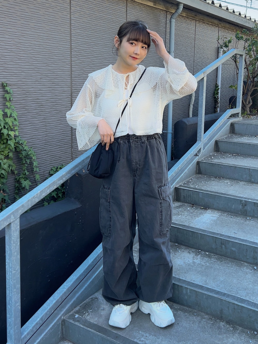「モノトーン、春服、スニーカーコーデ、春ファッション、着回しコーデ、カーディガン、春色、デニム、スニーカー、ストリート、カジュアル、韓国ファッション、スポーツミックス、ブラウス、シンプルコーデ」｜「RETRO GIRLのフリルメッシュリボンカーデ（Tシャツ/カットソー、ベージュ系）」を使った、みさねさん（骨格ストレート・レディース・158cm）の春コーディネートの5枚目の写真