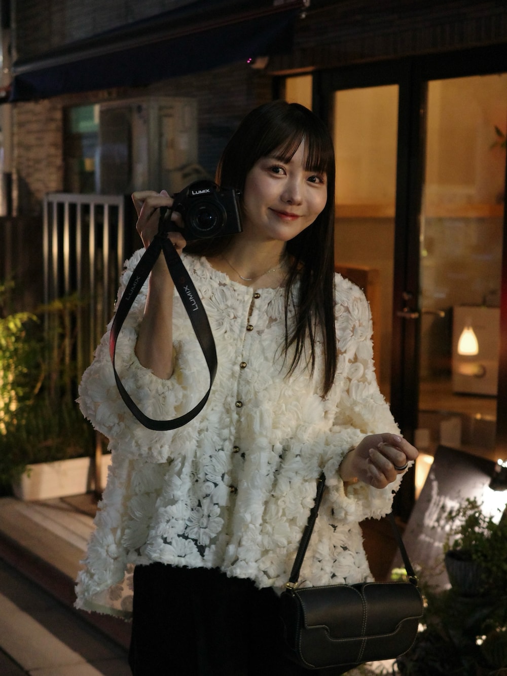 ホワイト系のスニーカー、ブラック系のその他パンツ、ホワイト系のトップスを着用したレディースの夏コーディネートの2枚目の写真