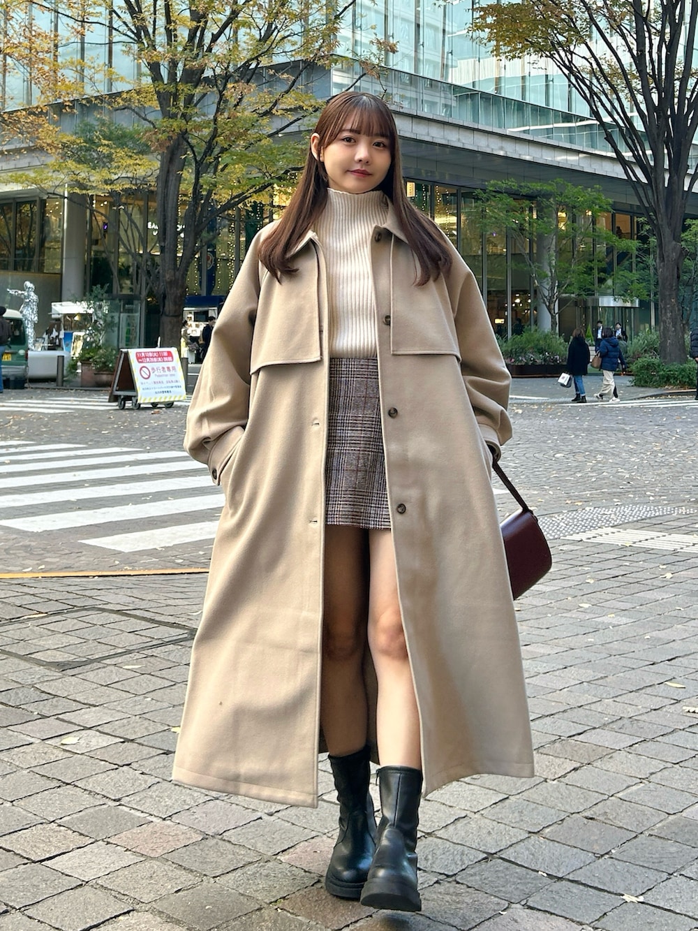 「プチプラ、淡色コーデ、デートコーデ、ショートパンツ、スカート、ブーツ、ニット、ハイネック、オトナカジュアル、お出かけコーデ、きれいめカジュアル、カジュアルガーリー、大人コーデ、大人かわいい、チェック」｜「clearのボトルネックゆるニットプルオーバートップス[着回し力万能]≪2024AW新作≫（ニット/セーター、ベージュ系）」を使った、みさねさん（骨格ストレート・レディース・158cm）の冬コーディネートの3枚目の写真