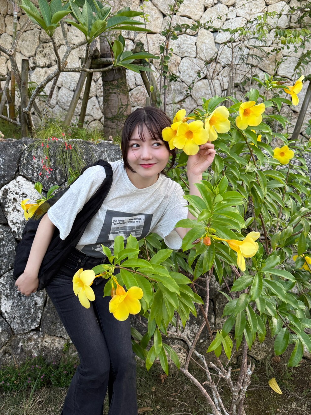 グレー系のTシャツ/カットソー、ブラック系のトートバッグ、ホワイト系のサンダルを着用したレディースの夏コーディネートの5枚目の写真