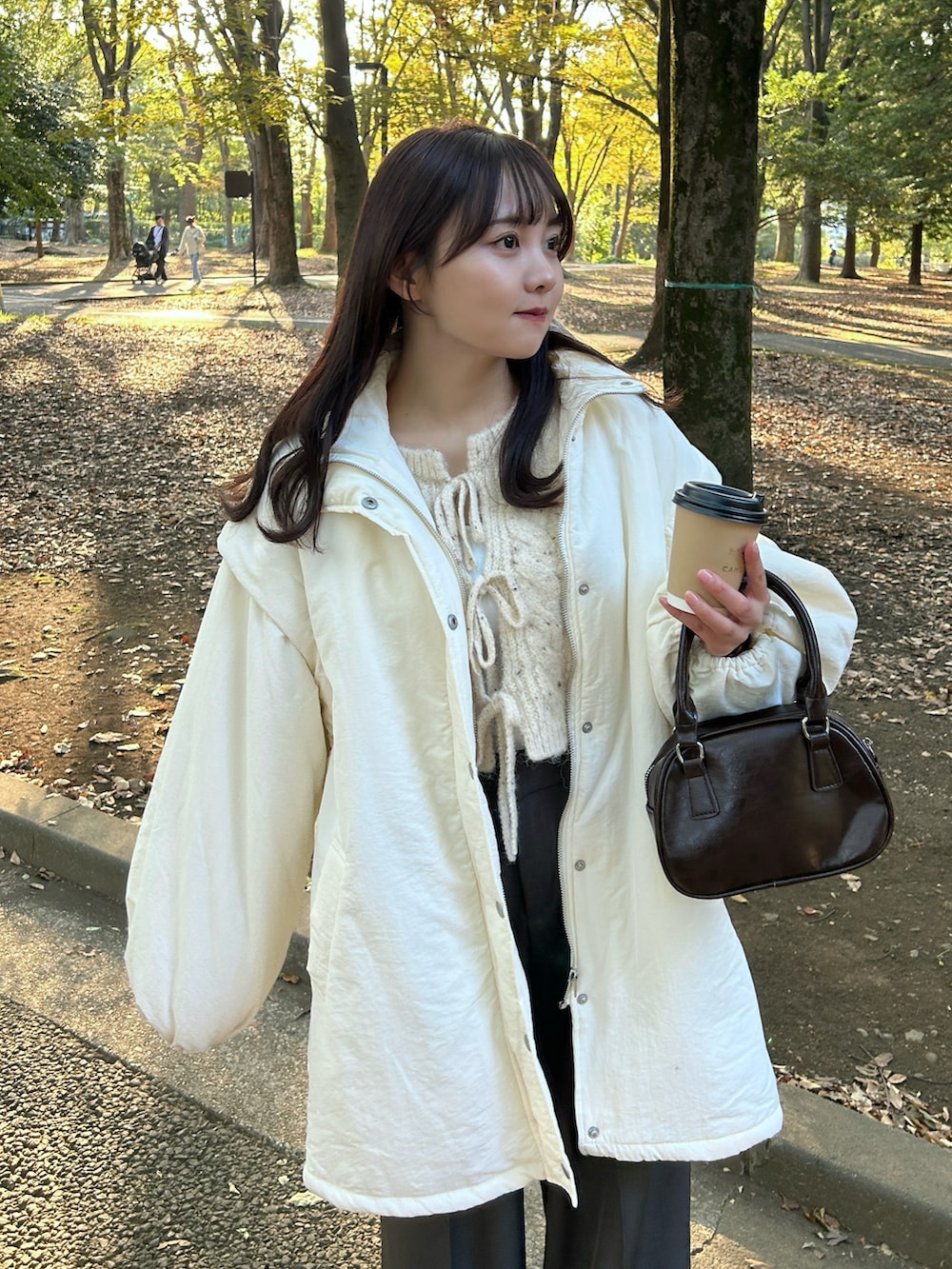「最近のいい感じコーデ、大人コーデ、ニット、きれいめカジュアル、カジュアル、シンプル、パンツスタイル、韓国ファッション、プチプラ、休日スタイル、レイヤードスタイル、お出かけコーデ、ゆるニット、秋冬コーデ、カーディガン」｜「me+em selectの【 選べる５サイズ／３カラー 】ダブルタックヘビーワイドスラックスパンツ（スラックス、グレー系）」を使った、みさねさん（レディース・158cm）の秋コーディネートの3枚目の写真