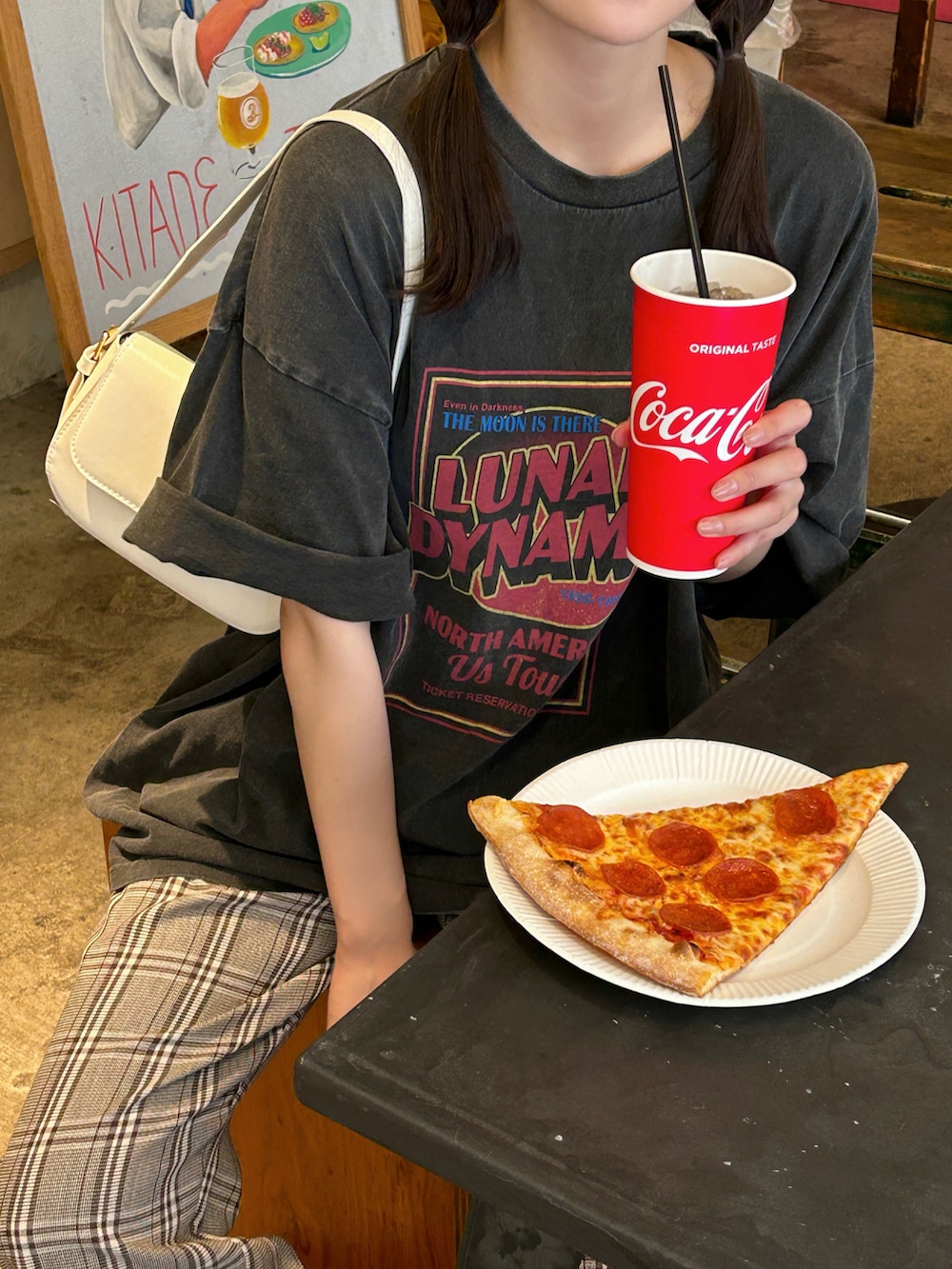 グレー系のTシャツ/カットソー、ブラウン系のその他パンツ、ホワイト系のスニーカーを着用したレディースの夏コーディネートの3枚目の写真