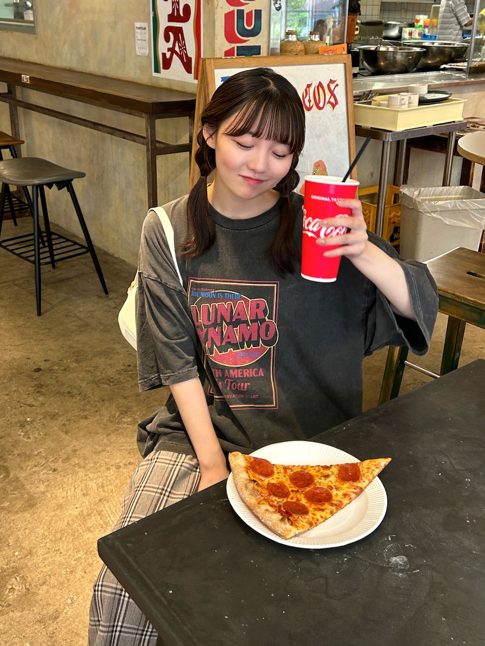グレー系のTシャツ/カットソー、ブラウン系のその他パンツ、ホワイト系のスニーカーを着用したレディースの夏コーディネートの5枚目の写真