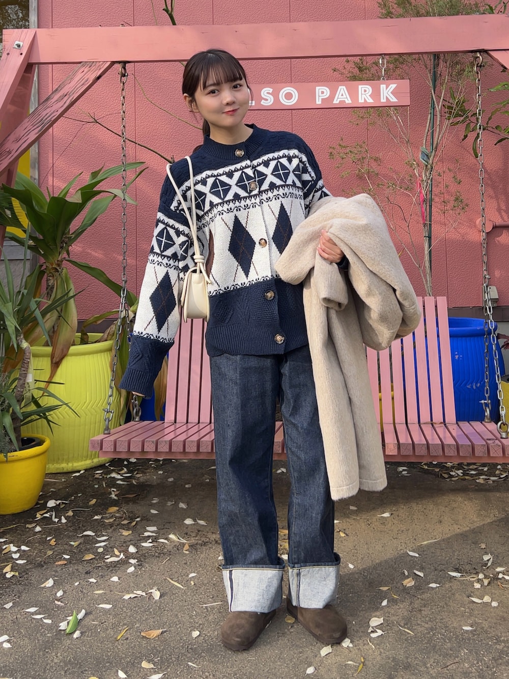 ベージュ系のその他アウター、ブルー系のデニムパンツ、ブラウン系のサンダルを着用したレディースの冬コーディネートの4枚目の写真