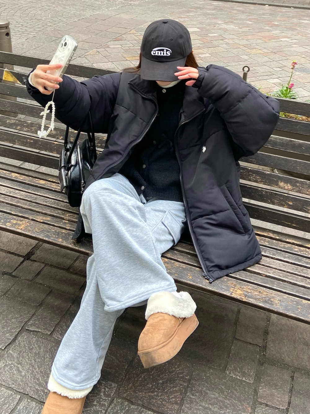 「レイヤードスタイル、トラックパンツ、今日のコーデ、プチプラ、韓国ファッション、春コーデ、スウェットパンツ、ダウンジャケット、モノトーン、きれいめカジュアル、カジュアル、休日スタイル、お出かけコーデ、古着MIX、アウトドアスタイル」｜「SHEINのアイテム（ニット/セーター、ブラック系）」を使った、みさねさん（骨格ストレート・レディース・158cm）の冬コーディネートの4枚目の写真