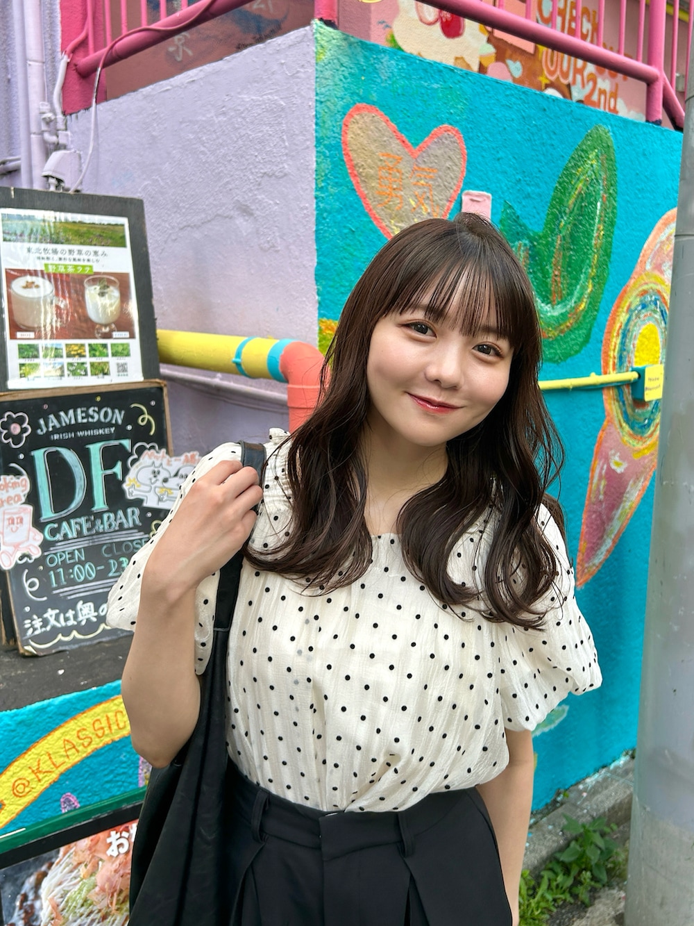 ホワイト系のシャツ/ブラウス、ブラック系のバッグ、ホワイト系のスニーカーを着用したレディースの秋コーディネートの3枚目の写真