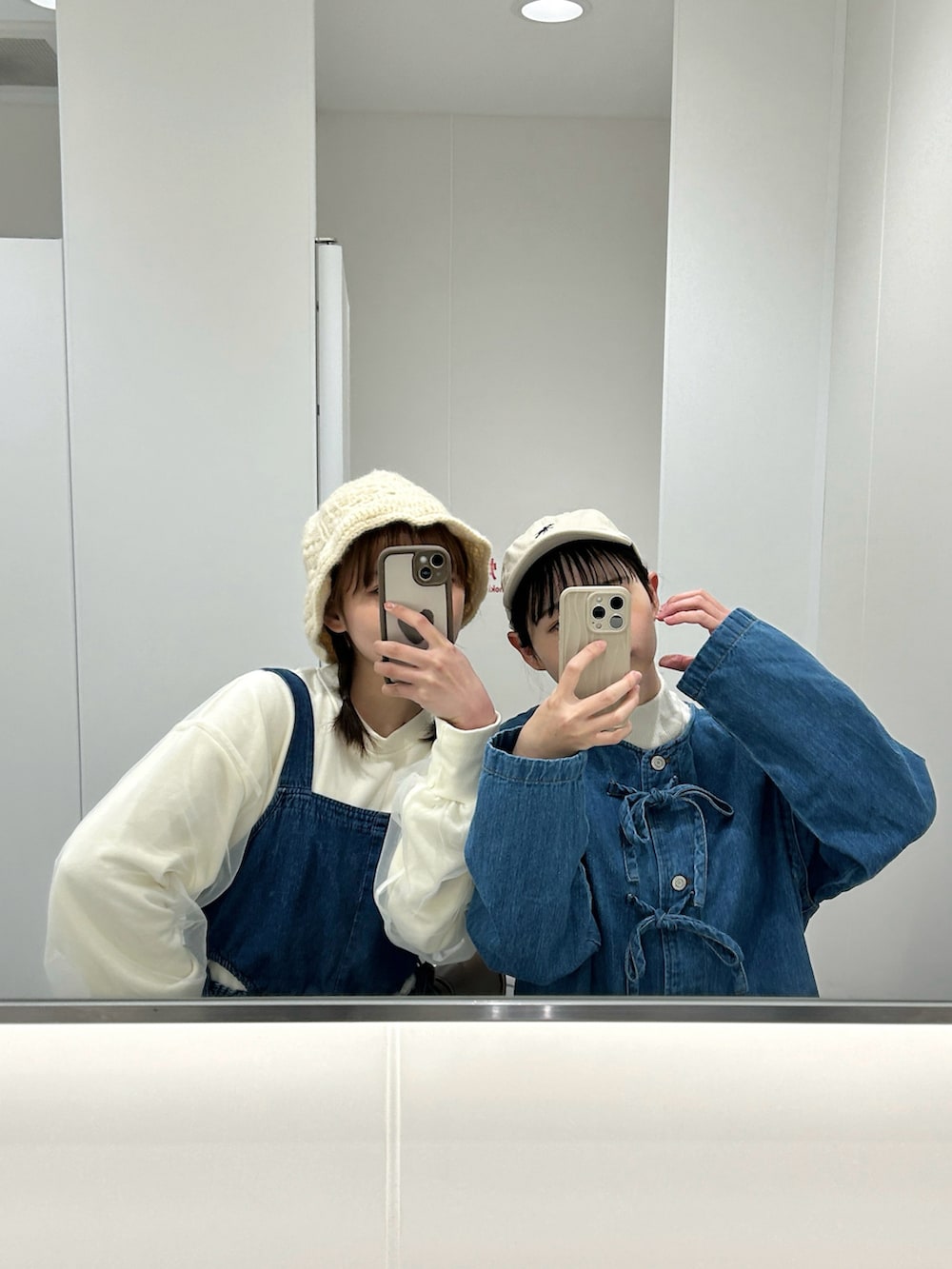 ブルー系のサロペット/オーバーオール、グレー系のスニーカー、ホワイト系のスウェットを着用したレディースの春コーディネートの5枚目の写真